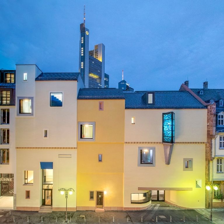 Fassade Deutsches Romantik-Museum frontal von vorne bei Dämmerung mit Commerzbank Tower im Hintergrund