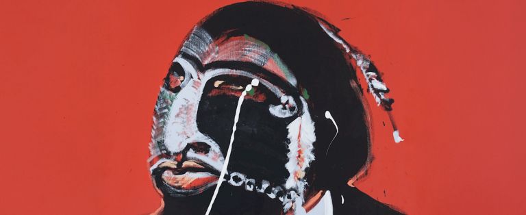 Ein ausdrucksstarkes Portr&auml;t eines stilisierten Gesichts in Schwarz-Wei&szlig; mit sichtbaren Farbtropfen, vor einem einfarbigen roten Hintergrund, akzentuiert durch eine Feder und ein Perlendetail.